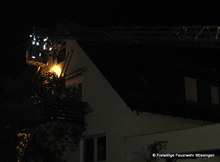 Die Feuerwehr sicherte mit Hilfe der Drehleiter den betroffenen Dachbereich mit einer Plane.