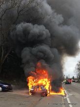 Der Renault brannte beim Eintreffen der Feuerwehr in voller Ausdehnung