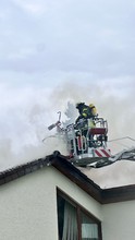 Ein Atemschutztrupp öffnete die Dachhaut um an die Glutnester zu gelangen