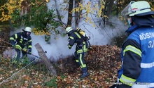 Ein Trupp unter Atemschutzlöschte das Feuer mittels C-Rohr ab