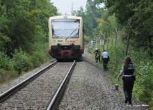 Die Einsatzkräfte suchen den Bereich um den Zug nach der angeblich verunfallten Person ab.