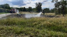Mittels C-Rohr wurde der Grasflächenbrand eingedämmt und abgelöscht