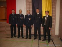 Geehrt für 40 Jahre aktiven Feuerwehrdienst wurden Erwin Reeß (2.v.l) und Ernst Steinhilber (Mitte). Ebenfalls auf dem Bild: Thomas Schlegel (li.), Bernd Strohmaier (2.v.r.) und OB Michael Bulander (re.)
