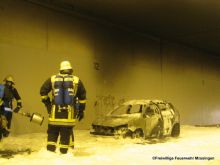 Die in den Tunnel eingefahrenen Einsatzkräfte konnten den Fahrzeugbrand mit Schaum löschen.