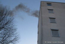 Rauchentwicklung auf dem Dach des 5-geschossigen Gebäudes.JPG